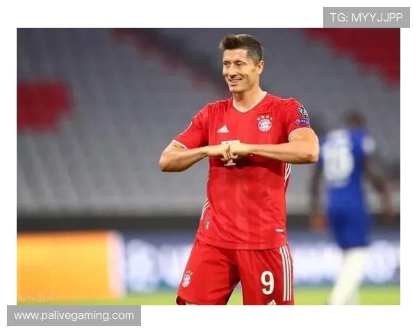 卡拉格夸儿子詹姆斯对位莱万发挥亮眼比赛后还开心收获偶像珍贵球衣